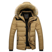 Giacca invernale uomo beige con cappuccio in pelliccia sintetica, imbottitura calda, chiusura a zip, tasche laterali. Moda casual, resistente al freddo.