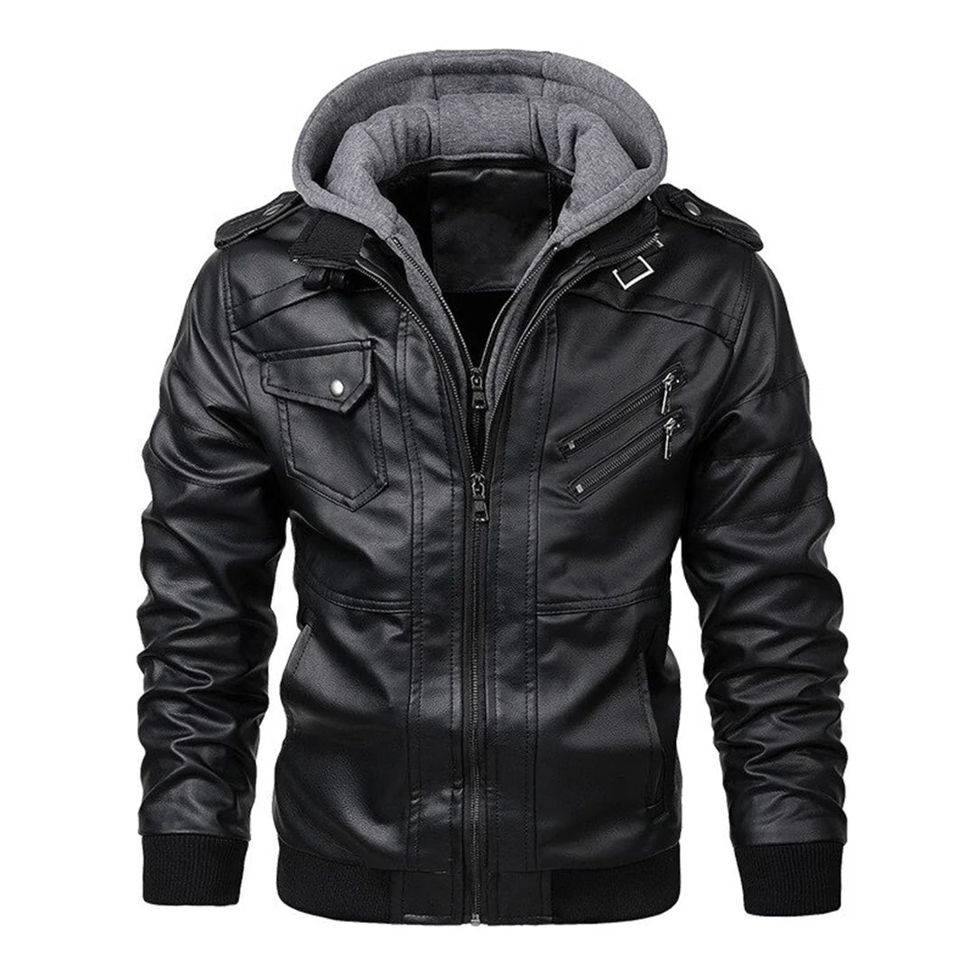 Giacca in pelle nera da uomo con cappuccio grigio, zip frontale, tasche multiple e dettagli moderni. Stile casual, ideale per l'autunno e l'inverno.