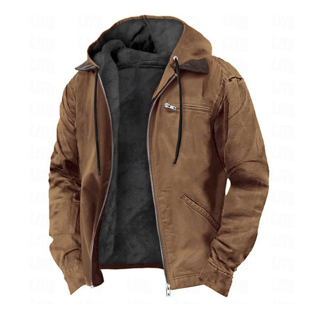 Giacca invernale uomo marrone con cappuccio, zip frontale, tasca sul petto, foderata in pile. Abbigliamento caldo e casual per l'inverno.