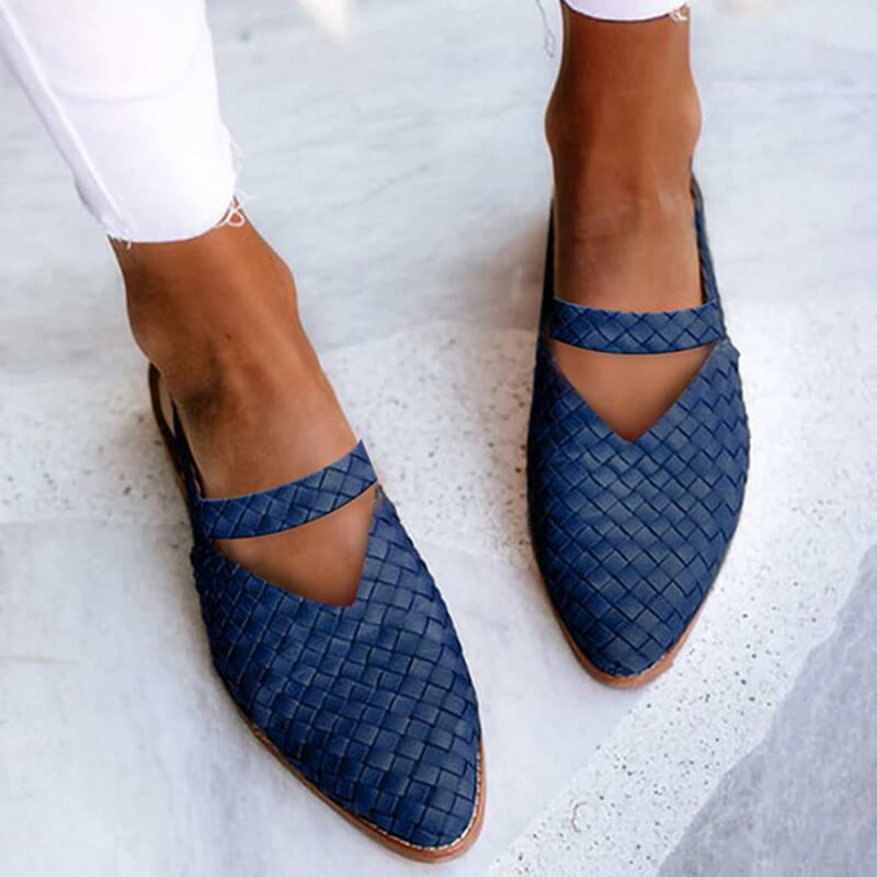 Scarpe donna blu intrecciate, sandali estivi eleganti, punta chiusa, cinturino, moda casual, abbinate a pantaloni bianchi.