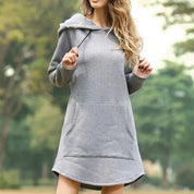Abito felpa donna grigio con cappuccio, tasca frontale, maniche lunghe. Stile casual, perfetto per l'autunno. Tessuto morbido e confortevole.