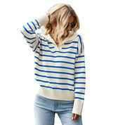 Maglione a righe blu e bianche, donna, maniche lunghe, scollo a V, stile casual, indossato con jeans chiari, moda autunnale.