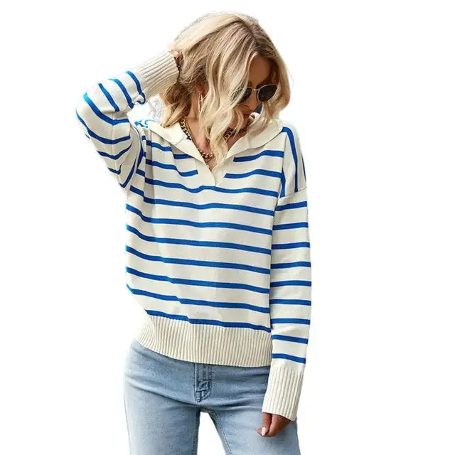 Maglione a righe blu e bianche, donna, maniche lunghe, scollo a V, stile casual, indossato con jeans chiari, moda autunnale.