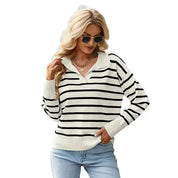 Maglione a righe bianche e nere, donna con occhiali da sole e collana dorata, moda casual, abbigliamento autunnale, stile moderno.