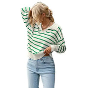 Maglione a righe verdi e bianche, donna, con colletto, abbinato a jeans chiari. Stile casual, moda autunnale, abbigliamento femminile trendy.