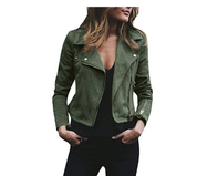 Giacca donna verde militare in pelle sintetica, stile motociclista, con zip e bottoni, indossata su top nero. Moda autunnale casual elegante.