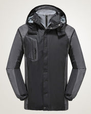 Giacca impermeabile nera da uomo con cappuccio, tasca frontale con zip, design antivento, ideale per escursioni e attività outdoor.