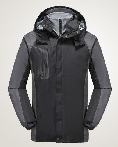 Giacca impermeabile nera da uomo con cappuccio, tasca frontale con zip, design antivento, ideale per escursioni e attività outdoor.