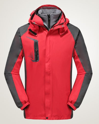 Giacca impermeabile rossa da uomo con cappuccio, dettagli neri, chiusura zip, tasca frontale, ideale per escursioni e attività outdoor.