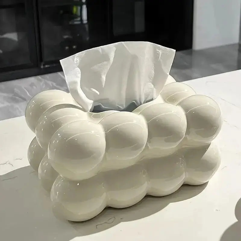 Porta fazzoletti moderno in ceramica bianca a forma di nuvola, design elegante per arredamento casa, su tavolo da cucina.