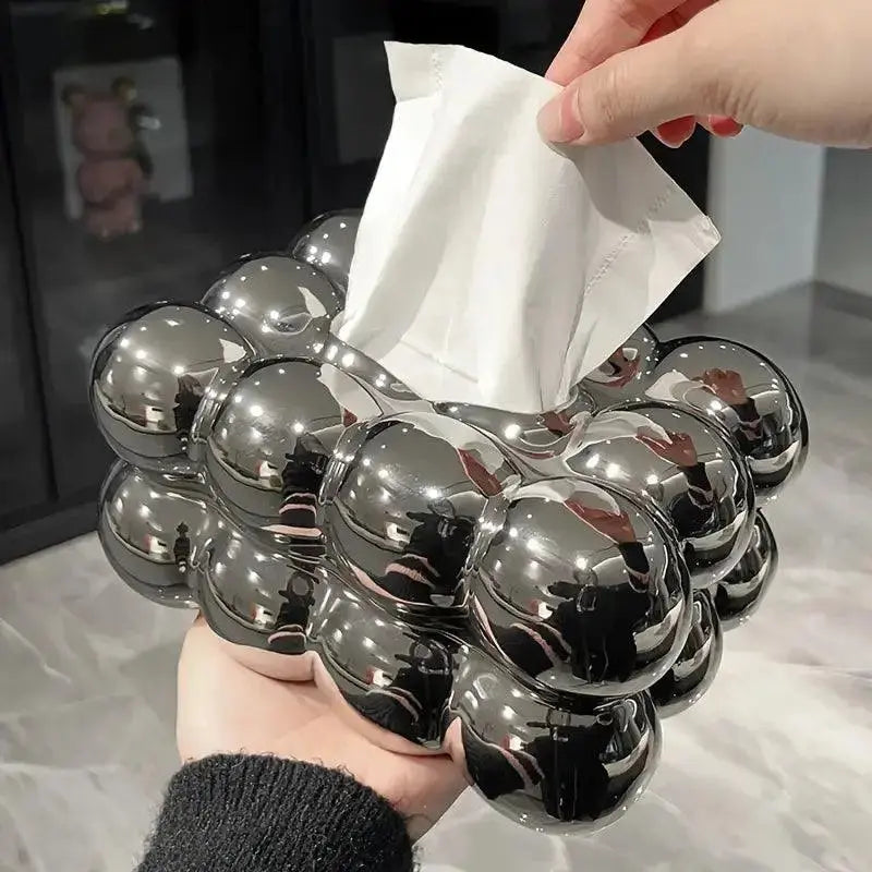 Porta fazzoletti moderno in metallo cromato, design a bolle, tenuto in mano. Accessorio elegante per casa, bagno o ufficio.