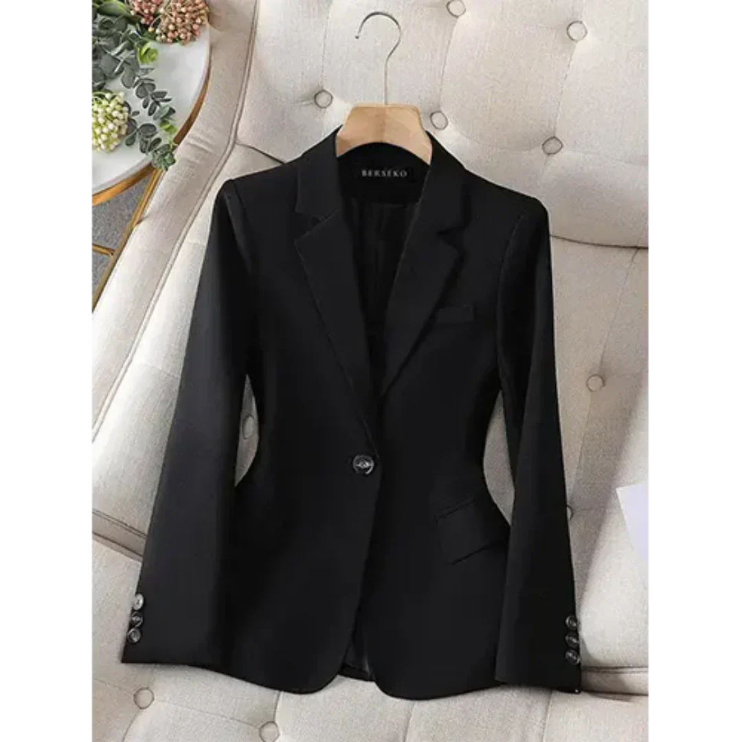 Giacca blazer nero elegante da donna su appendiabiti, design classico con bottoni, ideale per abbigliamento formale e ufficio.