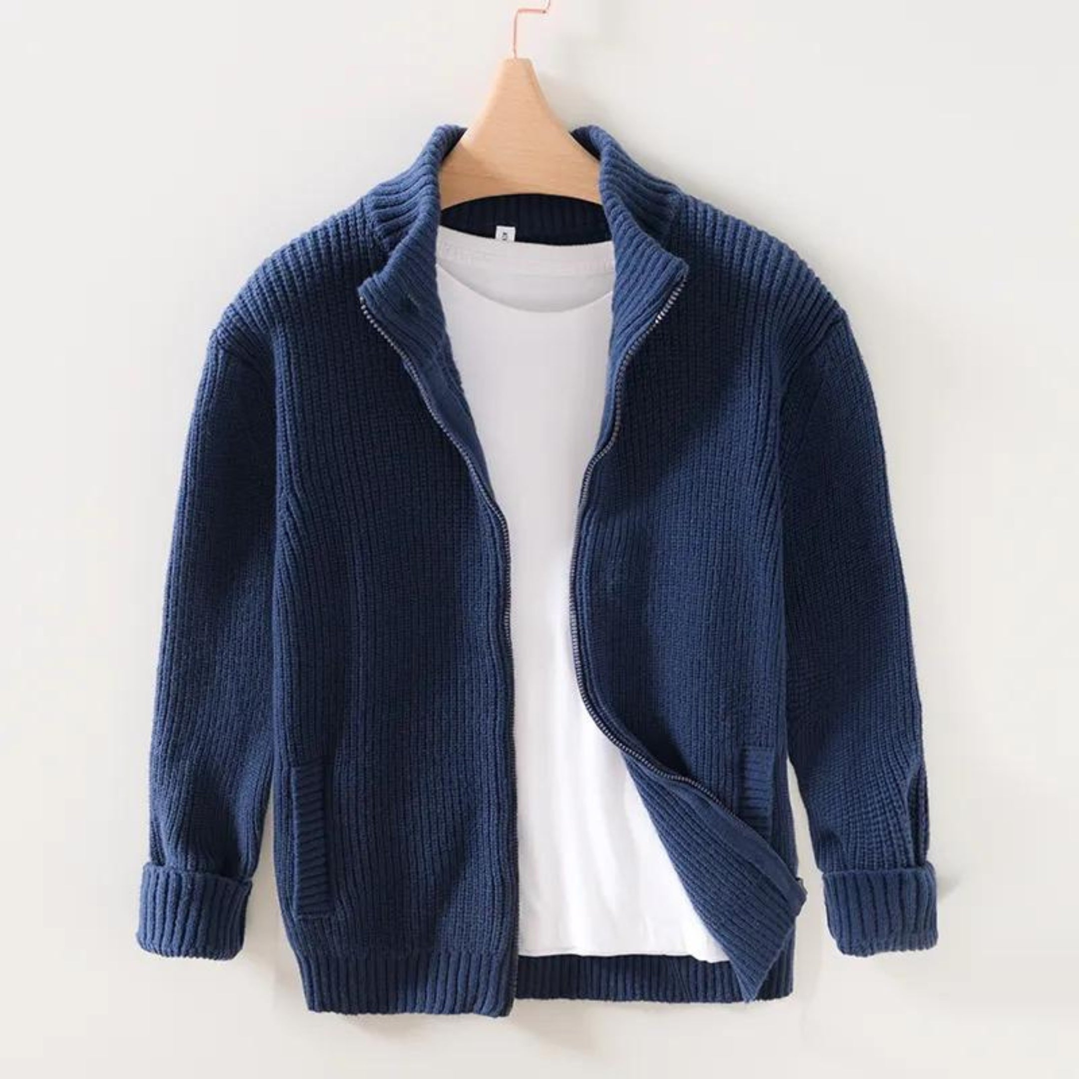 Cardigan blu in maglia a coste con zip, abbinato a t-shirt bianca. Moda uomo, abbigliamento casual, stile autunnale.