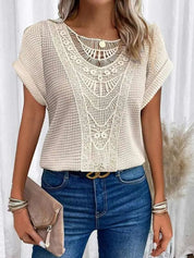 Donna con maglia beige in pizzo, jeans blu, borsa a mano marrone. Moda casual elegante, abbigliamento estivo femminile, tendenze 2023.