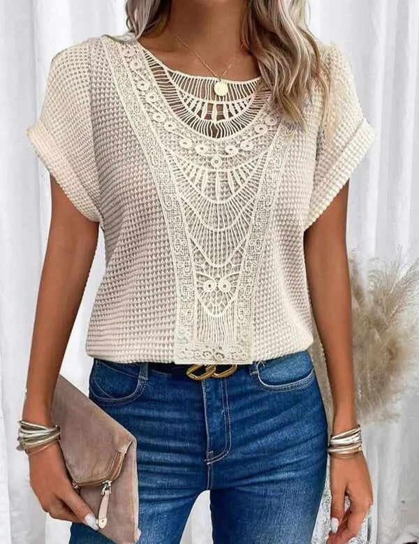 Donna con maglia beige in pizzo, jeans blu, borsa a mano marrone. Moda casual elegante, abbigliamento estivo femminile, tendenze 2023.