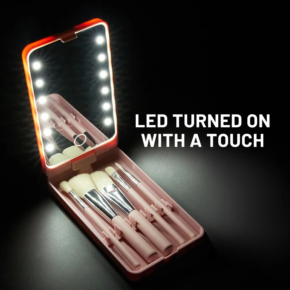 Specchio trucco portatile con luci LED, custodia rosa, pennelli inclusi. Attivazione touch. Ideale per make-up preciso e illuminazione ottimale.
