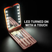 Specchio trucco portatile con luci LED, custodia rosa, pennelli inclusi. Attivazione touch. Ideale per make-up preciso e illuminazione ottimale.