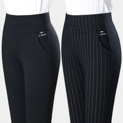 Due paia di pantaloni da donna eleganti, uno nero semplice e uno a righe verticali, con tasche laterali. Ideali per ufficio e occasioni formali.
