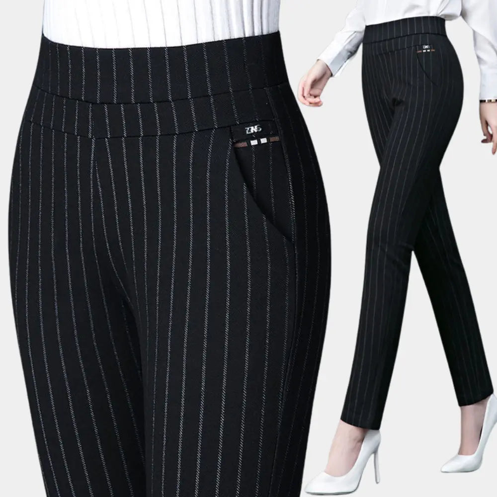 Pantaloni a righe nere da donna, eleganti e aderenti, con tasche laterali. Ideali per ufficio o eventi formali. Abbigliamento femminile moda.