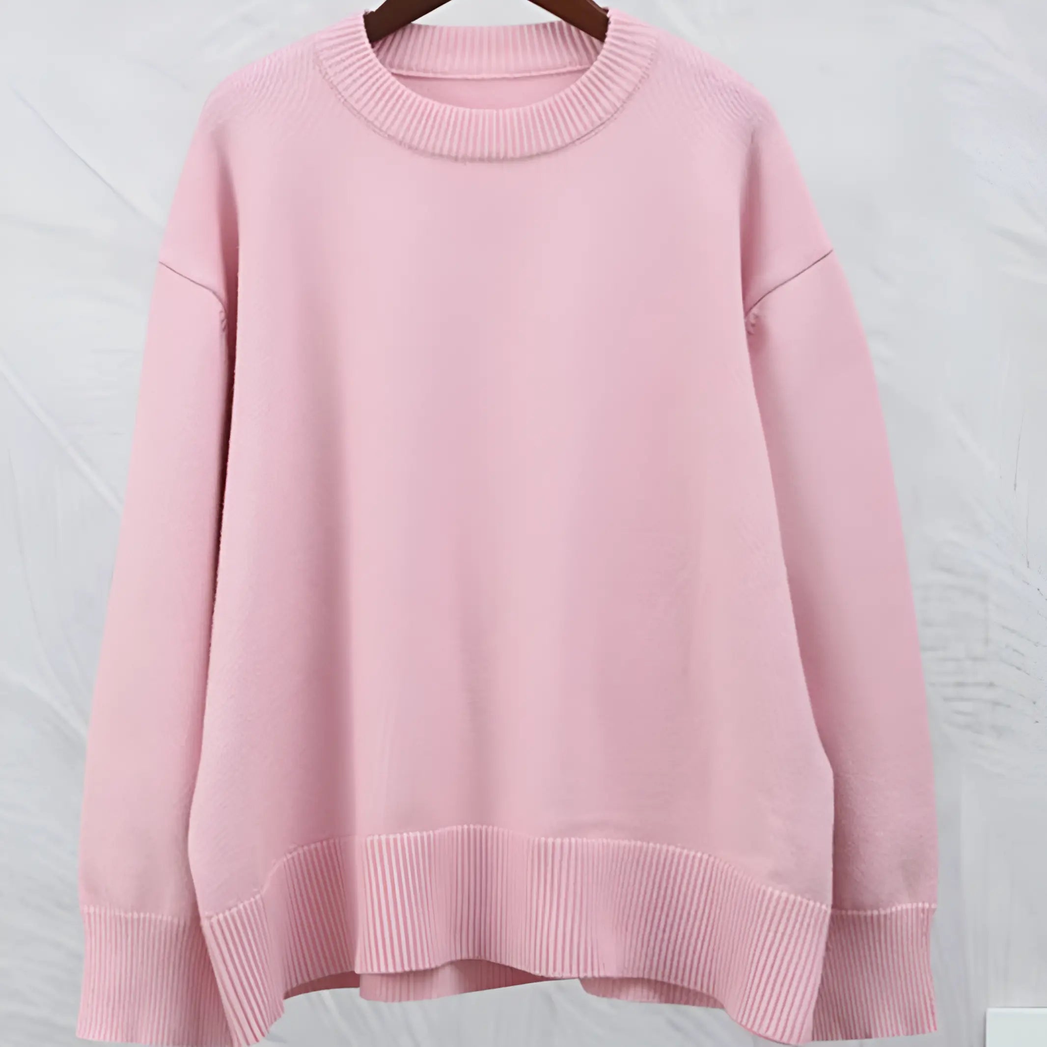 Maglione oversize rosa pastello in cotone, design minimalista, girocollo, maniche lunghe, ideale per moda casual e abbigliamento autunnale.