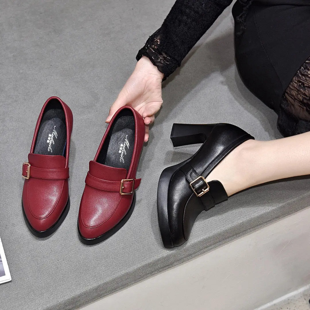 Scarpe donna eleganti, mocassini rossi e décolleté nere con tacco, fibbia dorata. Moda calzature femminili, stile classico e moderno.