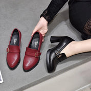 Scarpe donna eleganti, mocassini rossi e décolleté nere con tacco, fibbia dorata. Moda calzature femminili, stile classico e moderno.