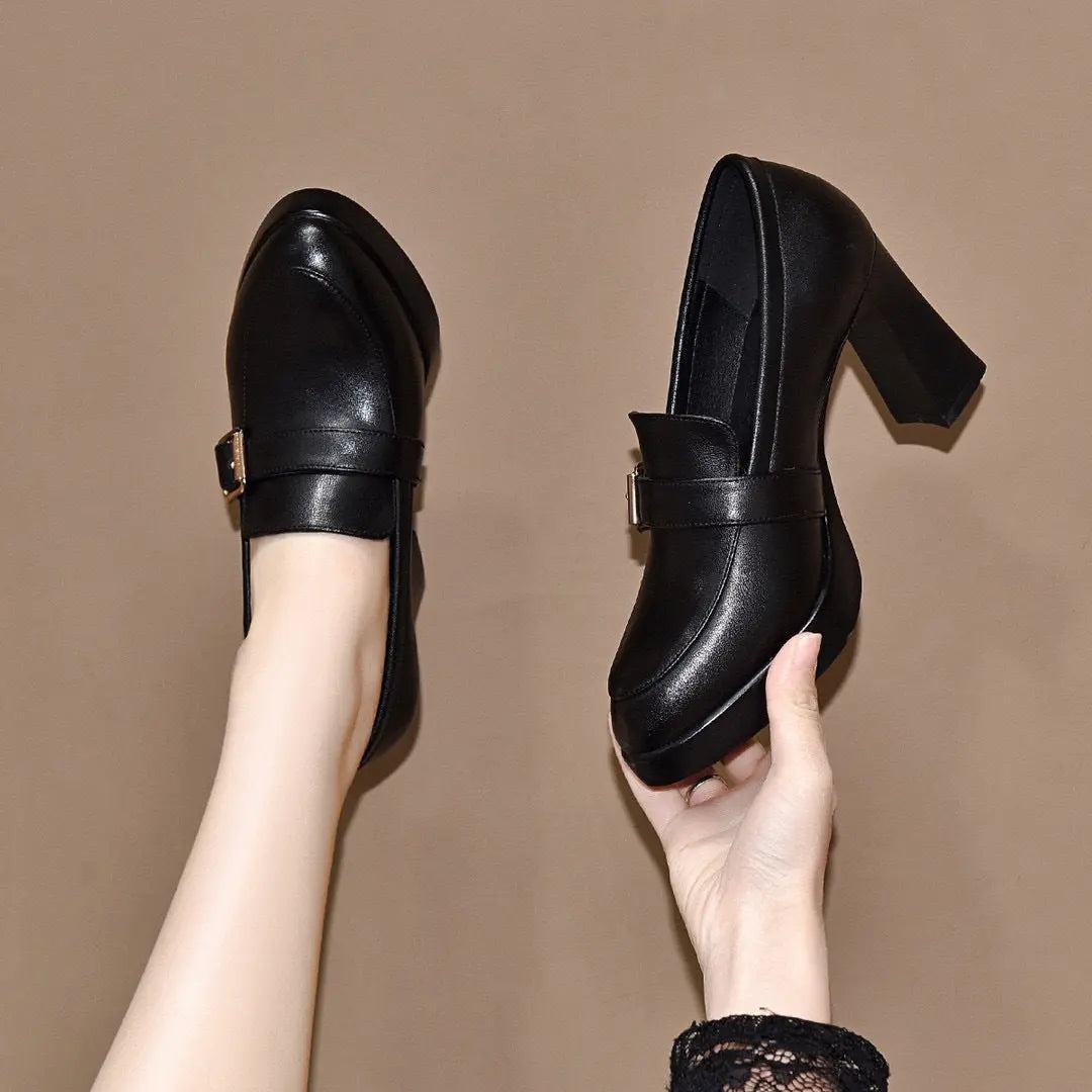 Scarpe décolleté nere in pelle con tacco alto e fibbia, eleganti e alla moda, ideali per abbigliamento formale e occasioni speciali.