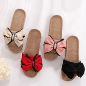 Sandali estivi da donna con fiocco, disponibili in beige, rosso, rosa e nero. Design intrecciato, perfetti per la moda estiva e il comfort quotidiano.