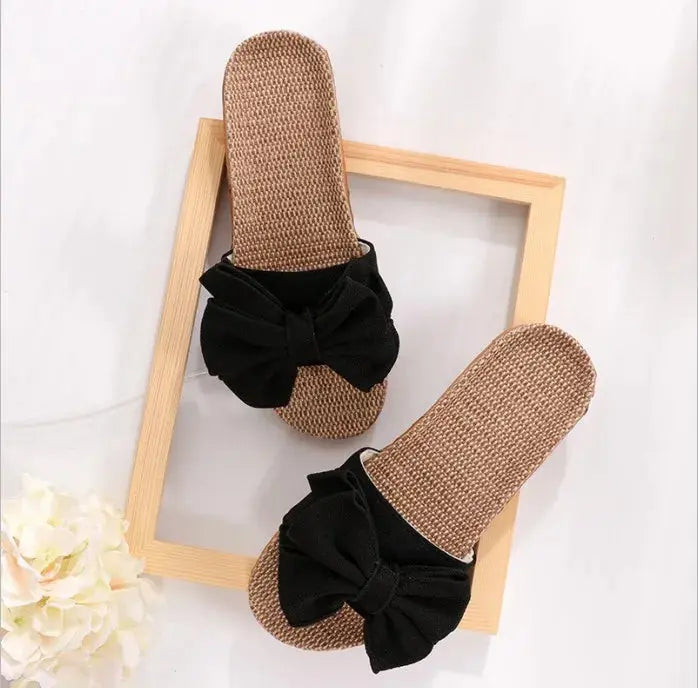 Sandali estivi da donna con fiocco nero, suola intrecciata, design elegante e casual, perfetti per la moda estiva e il comfort quotidiano.