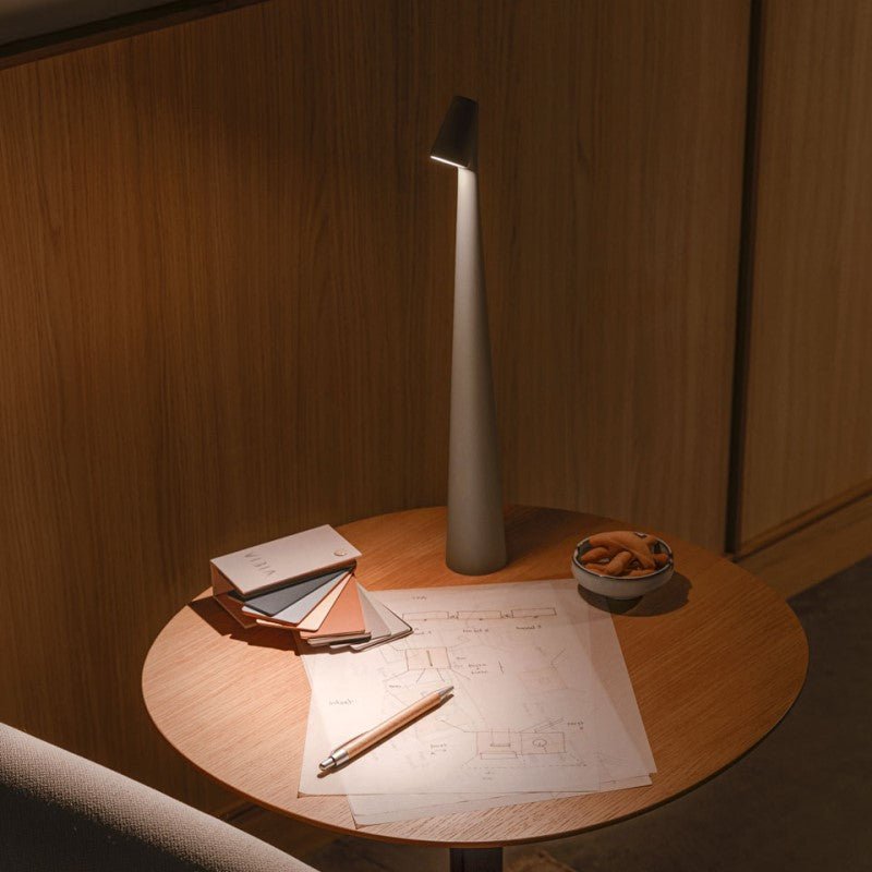 Lampada a fascio minimalista 9