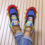 Le vivaci sneakers di Francesca 0