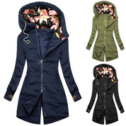 Giacca donna con cappuccio foderato floreale, disponibile in blu, verde e nero. Design elegante, zip frontale, ideale per autunno e inverno.