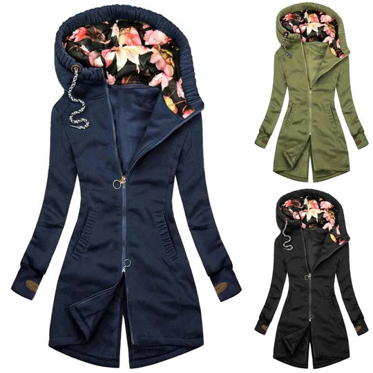 Giacca donna con cappuccio foderato floreale, disponibile in blu, verde e nero. Design elegante, zip frontale, ideale per autunno e inverno.