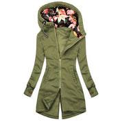 Giacca verde militare con cappuccio foderato a fiori, zip frontale, design lungo, moda donna autunno inverno, abbigliamento casual elegante.