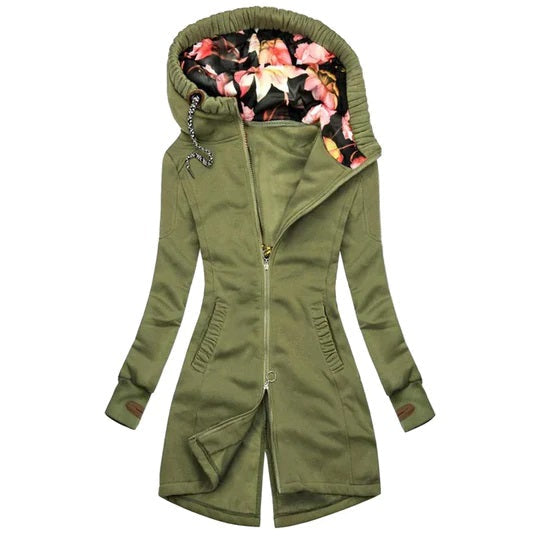 Giacca verde militare con cappuccio foderato a fiori, zip frontale, design lungo, moda donna autunno inverno, abbigliamento casual elegante.
