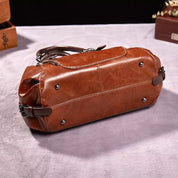 Borsa a tracolla in pelle marrone, design elegante e resistente, con dettagli metallici. Ideale per moda uomo e donna, accessorio versatile.