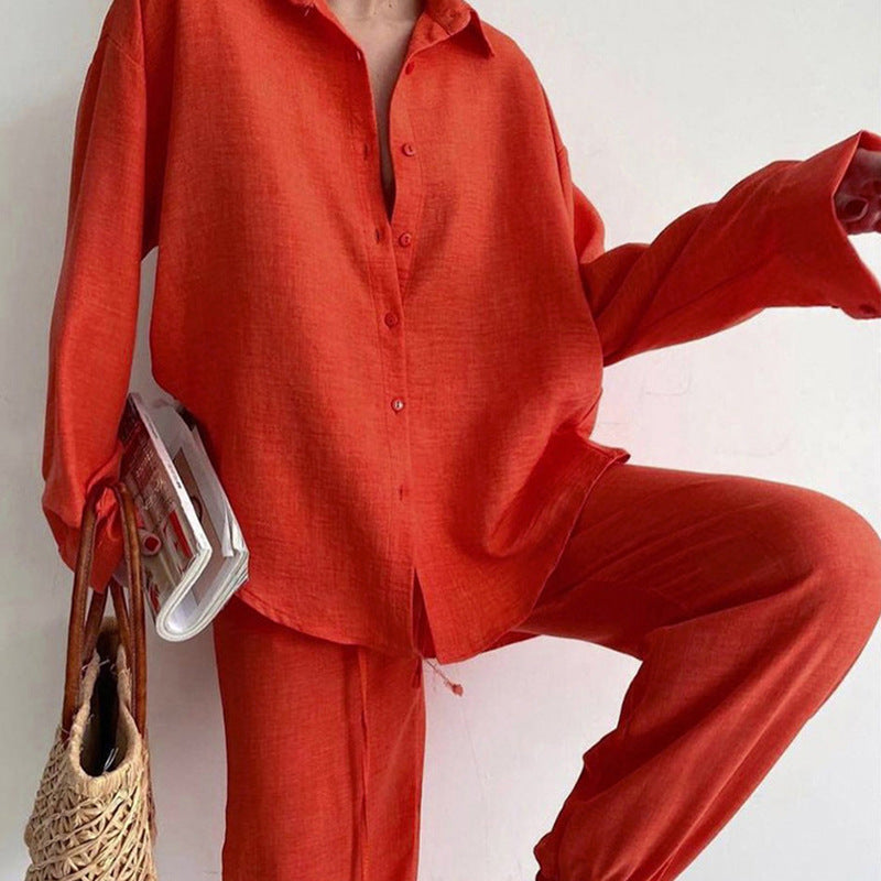 Camicia e pantaloni rossi in lino, outfit casual donna, moda estiva, abbigliamento leggero, stile rilassato, borsa in paglia, rivista.