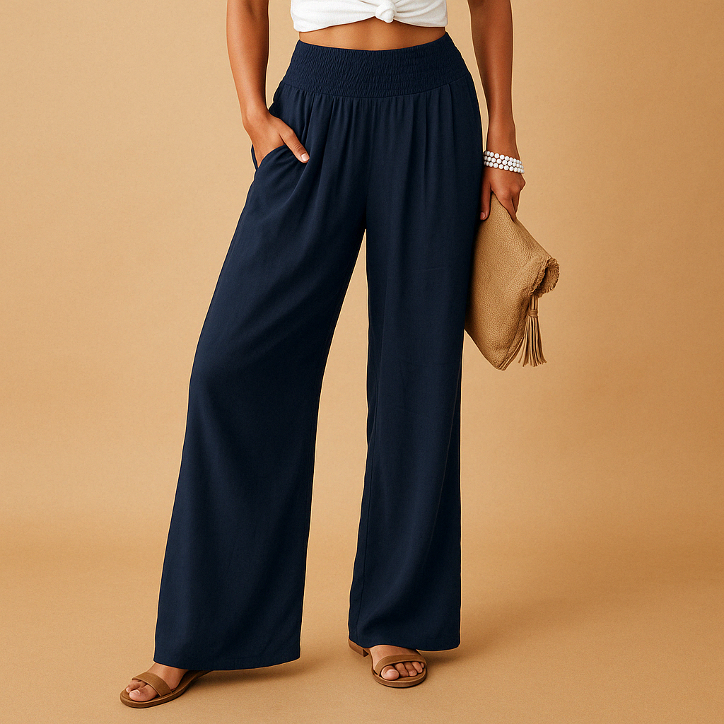 Pantaloni palazzo blu scuro da donna, vita alta elasticizzata, abbinati a sandali marroni e pochette beige. Moda estiva casual elegante.