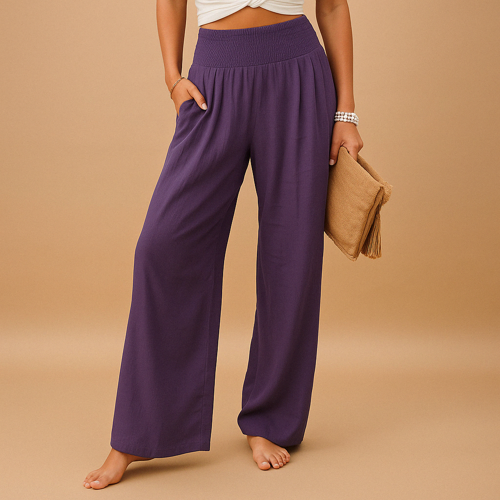 Pantaloni palazzo viola da donna, vita alta, tessuto leggero, abbinati a top bianco e borsa beige. Moda estiva casual elegante.