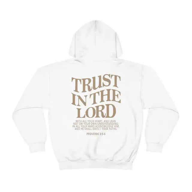 Felpa bianca con cappuccio, scritta "Trust in the Lord" in marrone sul retro. Abbigliamento casual, moda cristiana, versetto biblico.