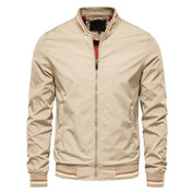 Giacca bomber beige da uomo, chiusura zip, colletto rialzato, polsini e orlo elasticizzati. Stile casual, moda autunno, tessuto leggero.