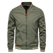 Giacca bomber verde oliva da uomo, chiusura zip, polsini e orlo a righe. Stile casual, ideale per moda autunnale e primaverile.