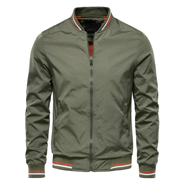 Giacca bomber verde oliva da uomo, chiusura zip, polsini e orlo a righe. Stile casual, ideale per moda autunnale e primaverile.
