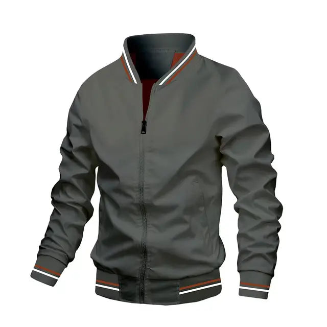 Giacca bomber grigia da uomo, con zip frontale, polsini e colletto a righe bianche e rosse. Stile casual, ideale per moda autunnale.