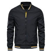Giacca bomber nera da uomo con zip, colletto e polsini a righe gialle e bianche. Moda casual, stile sportivo, abbigliamento autunnale.