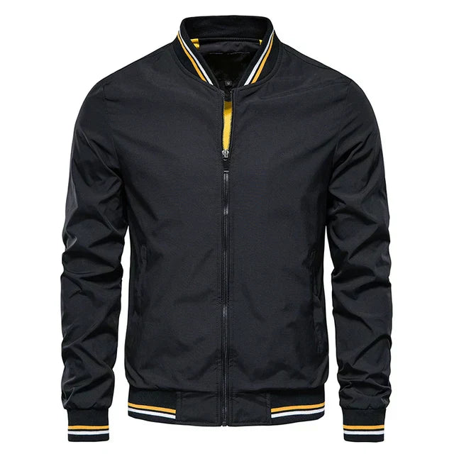 Giacca bomber nera da uomo con zip, colletto e polsini a righe gialle e bianche. Moda casual, stile sportivo, abbigliamento autunnale.