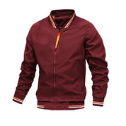 Giacca bomber uomo bordeaux, chiusura zip, colletto e polsini a righe, stile casual, moda autunno inverno, tessuto leggero e confortevole.