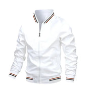 Giacca bomber bianca da uomo con zip, colletto e polsini a righe nere e rosse. Moda casual, stile sportivo, tessuto leggero.