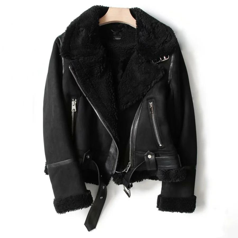 Giacca in pelle nera da donna con fodera in pelliccia sintetica, cerniere argentate e cintura. Stile biker, moda autunno inverno.