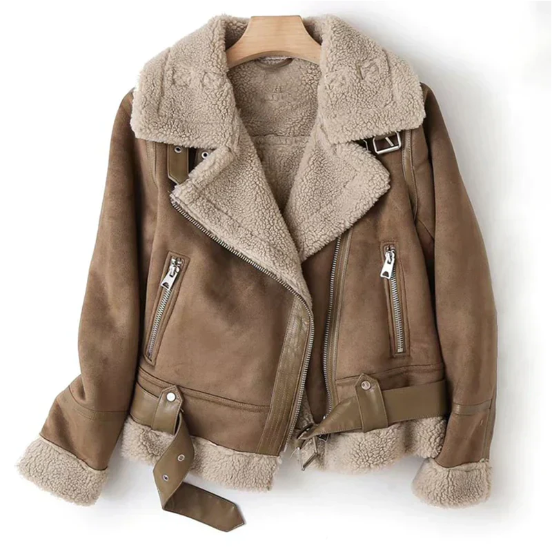 Giacca invernale da donna in pelle scamosciata marrone con fodera in shearling, cerniere argentate e cintura regolabile. Moda autunno inverno.